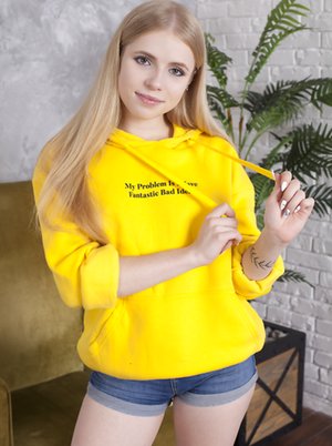 Showy Beauty invite you to explore a free pics with Olivia unveiling nice body