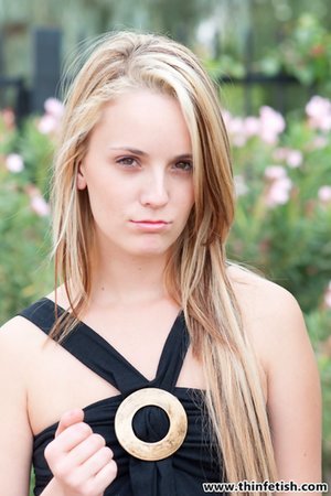 Thin Fetish offers a free xxx photo gallery with Sara xxx gallery 248977