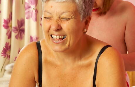 TAC Amateurs offers a free pic gallery with Savana in girl on girl sex