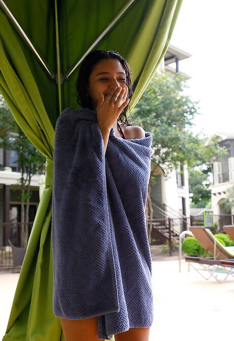 Zishy are excited to present you with a xxx picture gallery showcasing Renee Macias unveiling amazing shape